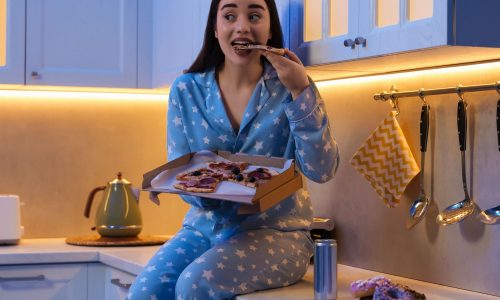 12 βραδινές συνήθειες που μπορεί να εμποδίζουν την απώλεια βάρους