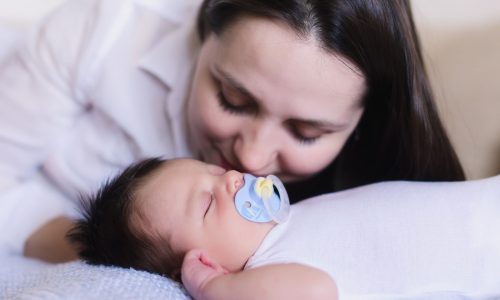 Μας λένε ότι κακομαθαίνουμε τα μωρά μας… αλλά εμείς ξέρουμε καλύτερα