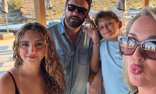 Μια ευτυχισμένη οικογένεια: Ο Μελέτης Ηλίας ποζάρει με τη σύζυγό του και τα παιδιά τους