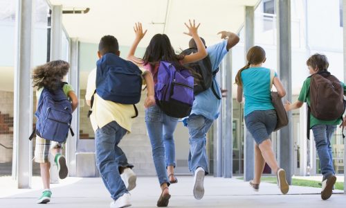 ΟΟΣΑ για την ελληνική εκπαίδευση: Λιγότεροι μαθητές, χαμηλή δημόσια δαπάνη, αύξηση των μεταπτυχιακών