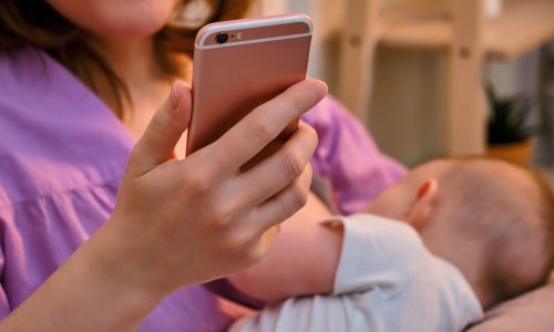 Στη μαμά που ψάχνει στις 3 το πρωί στο Google «είναι φυσιολογικό να...;» - Αυτό είναι για σένα