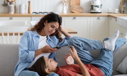 2 στους 3 γονείς ομολογούν ότι οι οθόνες περιορίζουν τις οικογενειακές στιγμές