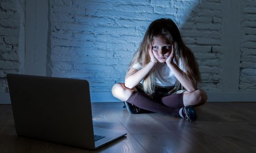 Πώς μπορούν οι γονείς να προστατεύουν τα παιδιά από τη βία στα social media; Ειδικός απαντά