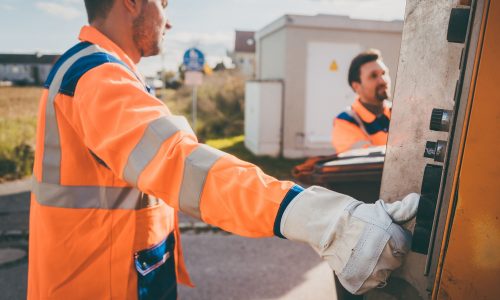 Σκουπιδιάρης βρήκε τα σκουπίδια χειροτεχνίας μιας μικρής - Αυτό που έκανε μετά συγκίνησε τους πάντες