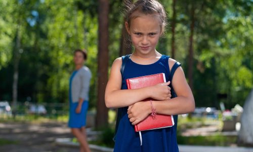 Όχι, το παιδί σου δεν είναι κακομαθημένο – απλώς δυσκολεύεται στην προσαρμογή