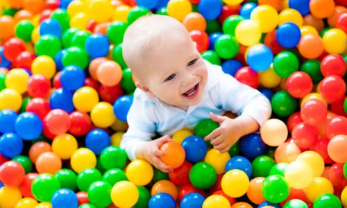 Οι επιστήμονες προειδοποιούν: Πρέπει να μειωθεί η έκθεση των παιδιών στο πλαστικό