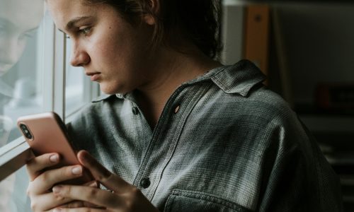 Ψηφιακές φιλίες και αποκλεισμοί στην εφηβεία: Η προσωπική εμπειρία μιας αναγνώστριας