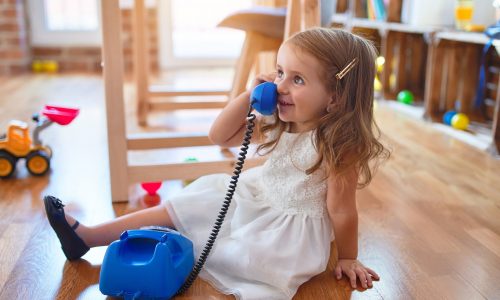 Ξεχάστε τα smartphones: Τα σταθερά τηλέφωνα κερδίζουν ξανά τις καρδιές των παιδιών