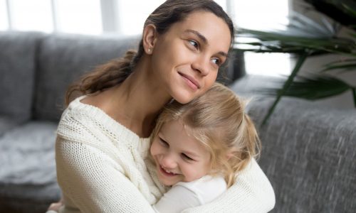 Προσκόλληση στην παιδική ηλικία: Πότε εμφανίζεται και πώς επηρεάζει τη ζωή του παιδιού