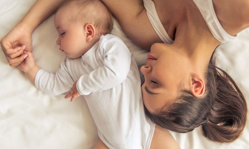 Eνίσχυση δεσμού με το μωρό: Τα σημάδια που δείχνουν ότι χρειάζεται περισσότερη επαφή