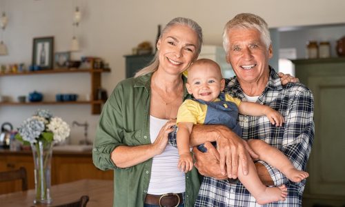 Ο Νο.1 κανόνας που πρέπει να θέσουν οι γονείς για να καθορίσουν υγιή όρια με τους παππούδες