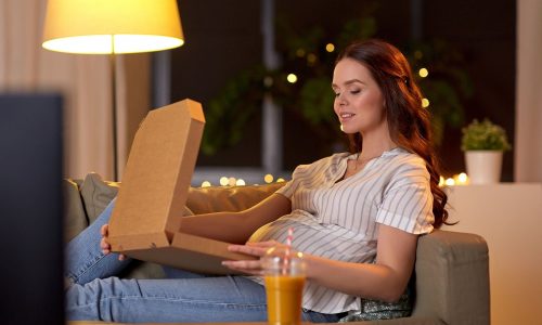 Φαγητό απ' έξω στην εγκυμοσύνη; 10 υγιεινά tips για να φας χωρίς ενοχές