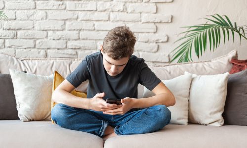 Εξάρτηση των παιδιών από την τεχνητή νοημοσύνη: 7 προειδοποιητικά σημάδια για γονείς