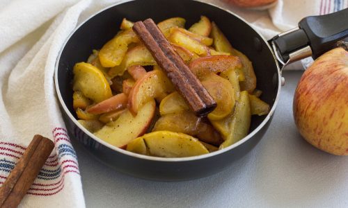 Μήλα στο τηγάνι με κανέλα και βούτυρο – Το πιο απλό φθινοπωρινό γλυκό