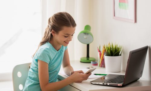 Πώς χρησιμοποιούν οι Έλληνες έφηβοι την AI και το YouTube; Τι δείχνει έρευνα