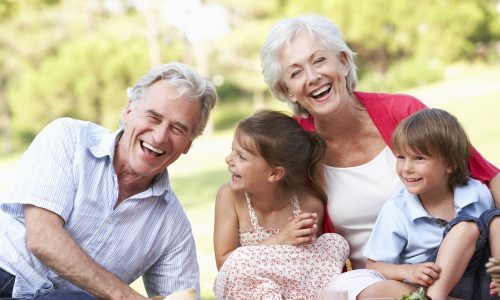 Πώς να μιλήσετε με τα παιδιά σας για τη σημασία και τη φροντίδα των ηλικιωμένων