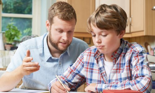 Πώς ο πατέρας μπορεί να επηρεάσει θετικά τη συμπεριφορά των εφήβων
