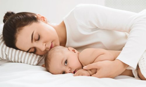 5 tips για να κοιμούνται οι νέες μαμάδες καλύτερα