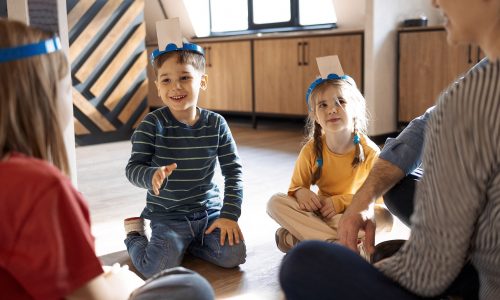 Γονείς, κλείστε τις συσκευές και παίξτε στο πάτωμα με τα παιδιά!