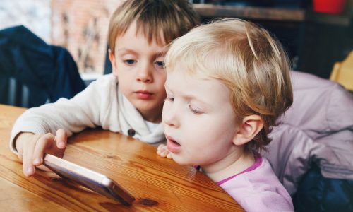 Πότε και πώς να μάθετε στα παιδιά σας να καλούν τα τηλέφωνα έκτακτης ανάγκης