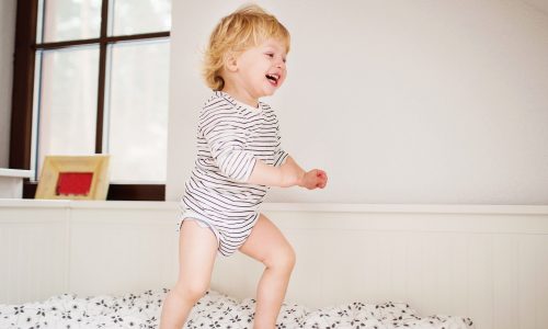 Πότε και πώς να κάνει το νήπιό σας τη μετάβαση από την κούνια στο κρεβάτι