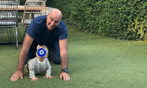 «Τα παιδία παίζει» - Ο Γιώργος Βουλγαράκης είναι ένας ευτυχισμένος παππούς