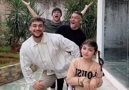 Kritikos Famiy: Ο Στέλιος Κρητικός με τα τέσσερα παιδιά του σε μια αυθόρμητη selfie