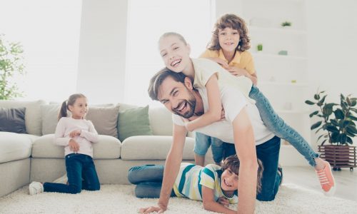 Παιδιά που λένε πάντα «ναι» σε όλους: Πώς να τα βοηθήσουμε να γίνουν ευτυχισμένοι ενήλικες