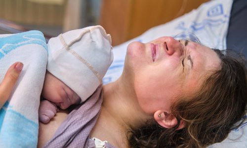 Μαμά, εσύ που βίωσες έναν τραυματικό τοκετό, δεν είσαι μόνη