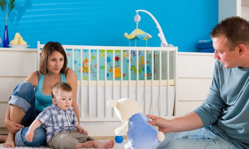 Δημογραφική κρίση: Λιγότεροι γάμοι και γεννήσεις το 2024 στην Ελλάδα