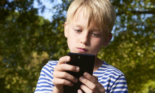 Μπορεί να εφαρμοστεί στην πράξη η απαγόρευση των social media στα παιδιά κάτω των 15;