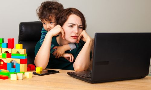 Το αόρατο βάρος που κουβαλά κάθε εργαζόμενη μητέρα