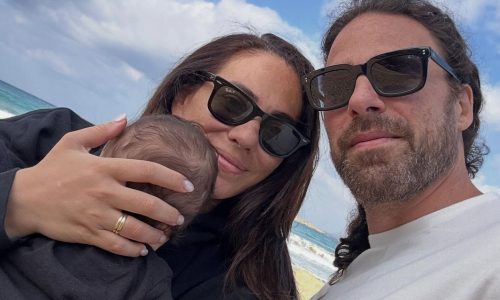 Ευρυδίκη Βαλαβάνη: Νέες φωτογραφίες από τα Χανιά με τον σύζυγό της και τον γιο τους