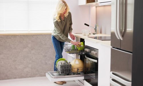 Μπορείτε να βάλετε ανοξείδωτα σκεύη στο πλυντήριο πιάτων;Τι λέει ένας ειδικός σε θέματα καθαριότητας