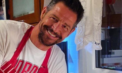 Απόστολος Ρουβάς: Ο Αλκίνοος δείχνει τις μαγειρικές του ικανότητες και κλέβει τις εντυπώσεις