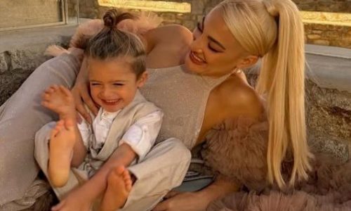 Η Ιωάννα Τούνη και ο μικρός Πάρης σε μια... διαφορετική φωτογράφιση