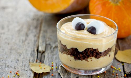 Halloween μους γλυκιάς κολοκύθας με μπισκότα σοκολάτας σε ποτήρι