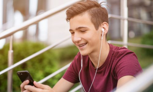 Τι βλέπει ο έφηβος γιος σας στα social media; - Γιατί οι γονείς πρέπει να ανησυχήσουν;