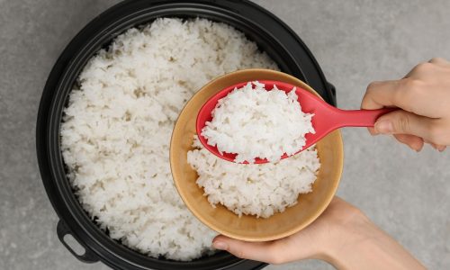 Είναι ασφαλές να τρώτε το μαγειρεμένο ρύζι που περίσσεψε; Τι λένε οι διατροφολόγοι
