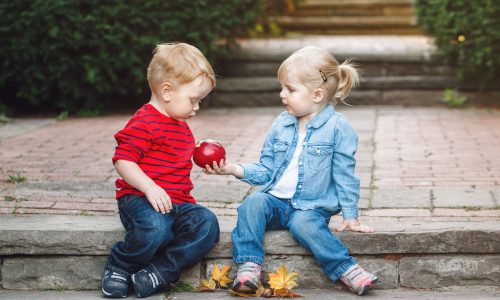Πρακτικές συμβουλές για να μάθετε στο παιδί σας να μοιράζεται