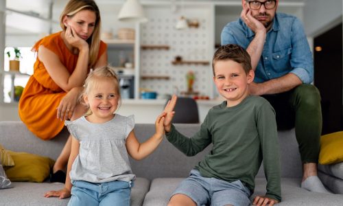 Γιατί το 49% των γονέων νιώθουν ότι έχασαν την ταυτότητά τους μετά τα παιδιά