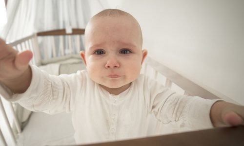 Το μωρό κλαίει: Να τρέξω ή να περιμένω να ηρεμήσει; - Μια νέα έρευνα που θα σας καθησυχάσει