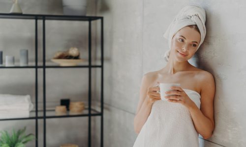 Bathroom camping: Η Gen Z το έκανε μόδα, αλλά οι μαμάδες το κάνουν εδώ και χρόνια