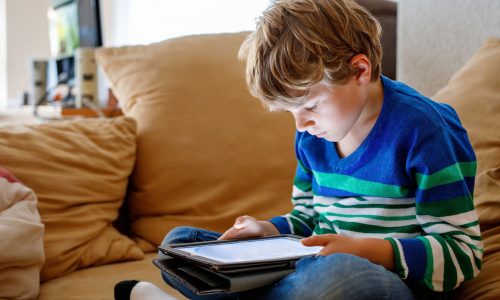 Η υπερβολική χρήση οθονών μπορεί να επηρεάσει τις σχολικές επιδόσεις των παιδιών, σύμφωνα με έρευνα