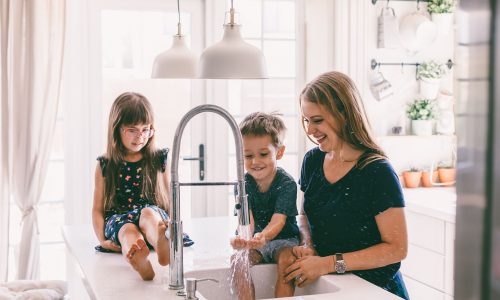 Δε χρειάζεται να είμαι «παραδοσιακή σύζυγος» για να αγαπώ το σπίτι και την οικογένειά μου