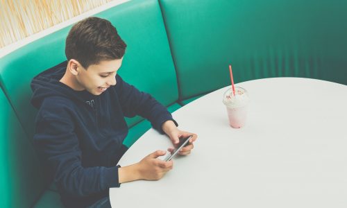 Το CapCut έχει κρυφούς κινδύνους για τα παιδιά — Τι πρέπει να γνωρίζουν οι γονείς