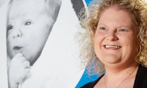 Το πρώτο μωρό εξωσωματικής στον κόσμο έγινε 47 ετών και συμμετέχει σε εκστρατεία για τη γονιμότητα