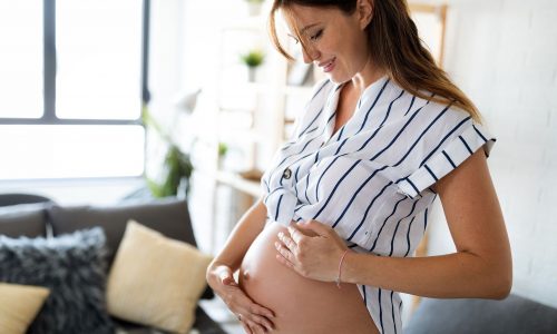 Κρέμες για ραγάδες στην εγκυμοσύνη: Λειτουργούν αποτελεσματικά ή είναι μύθος; Οι ειδικοί απαντούν