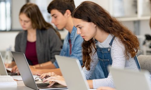 8 στους 10 εφήβους χρησιμοποιούν το AI για το σχολείο – Πόσο πρέπει να το εμπιστεύονται όμως;