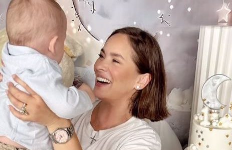 Ανίτα Μπραντ: Ο γιος της έκανε τα πρώτα του βήματα στο σαλόνι που θυμίζει playroom